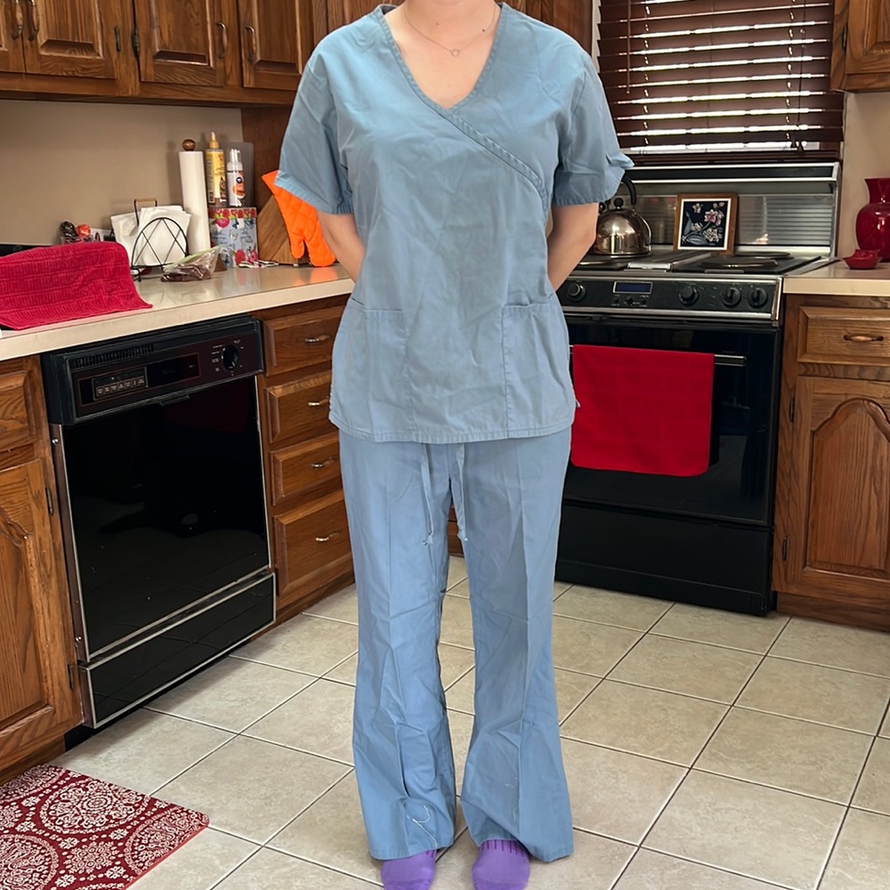 V Life Women’s Scrubs Light Blue shirt & pant size S